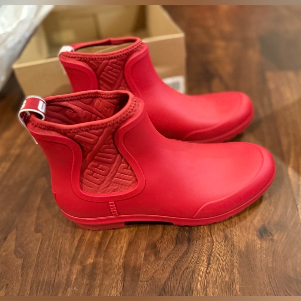 Brand New Women’s UGG Chevonne Rain boots, sz 9, Red